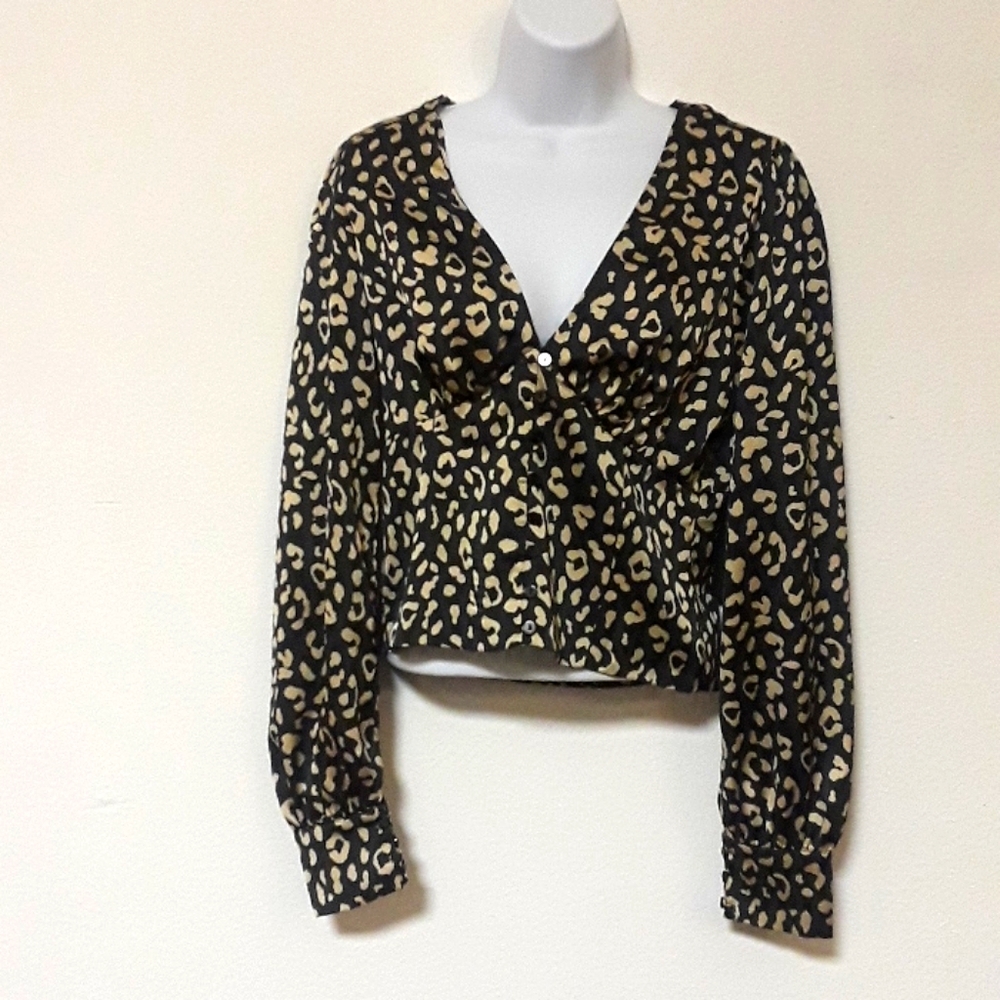 *C1 - NEW LULU'S BLOUSE  BLK W/GOLD DESIGN SIZE SMALL